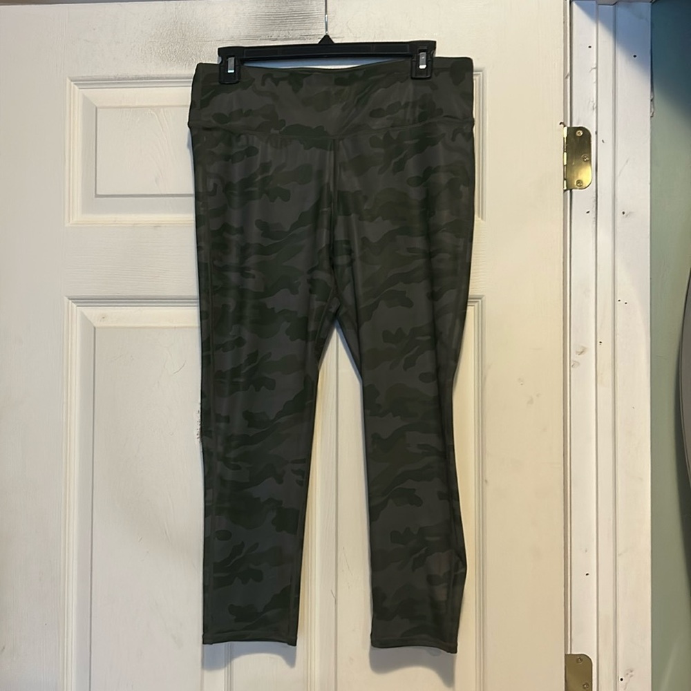 Oalka Capri Length Leggings Size Medium Green Camouflage